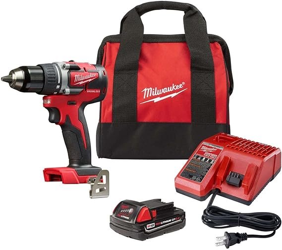 vista lateral de Kit compacto taladro inalámbrico Milwaukee 18v