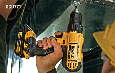 taladro inalambrico dewalt 20v perforando