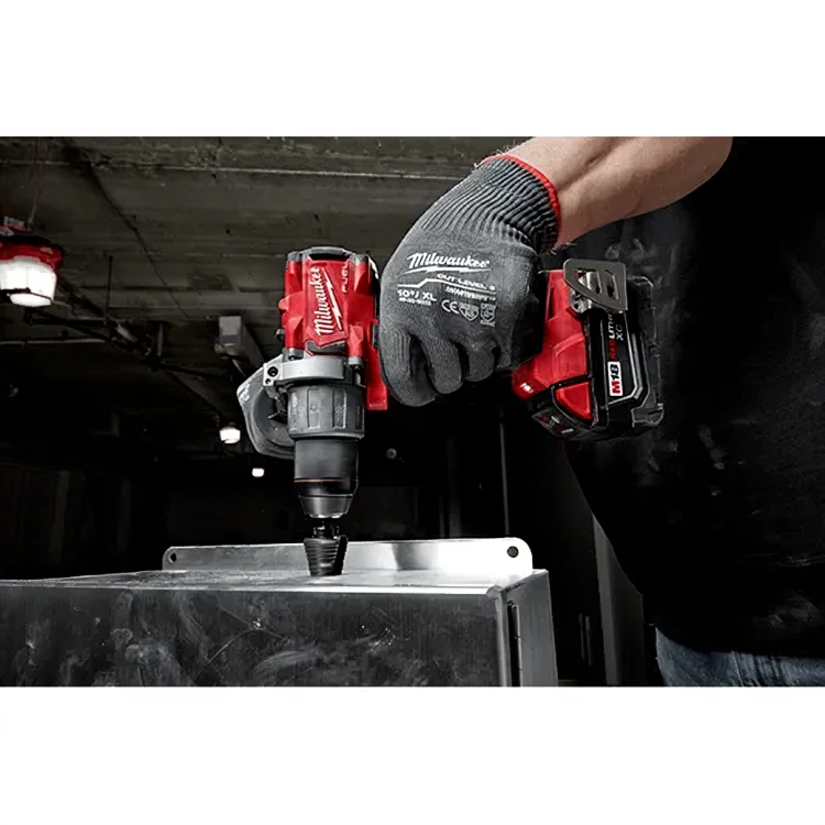 hombre usando taladro inalambrico milwaukee m18