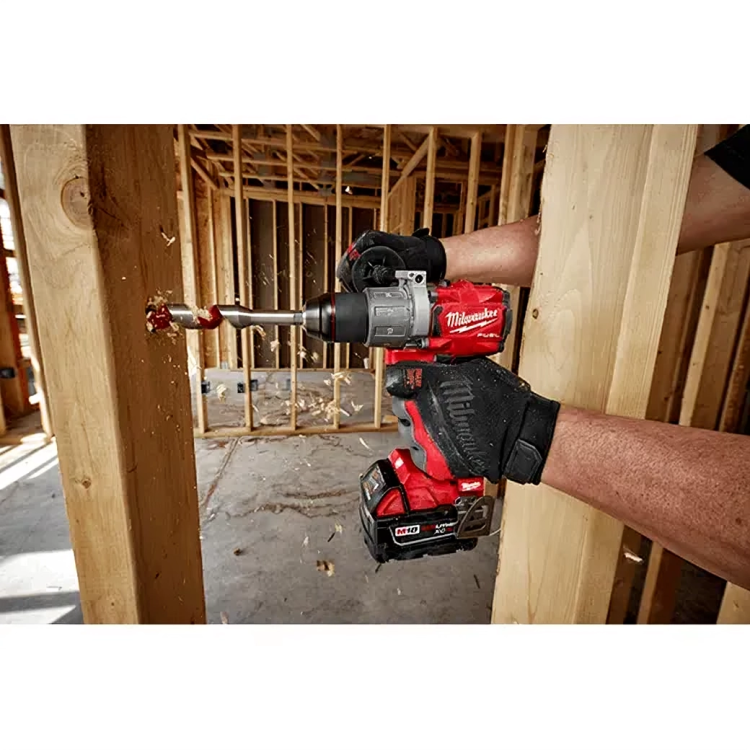 Taladro inalambrico milwaukee m18 perforando madera