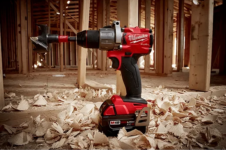 vista lateral taladro inalambrico milwaukee m18 fuel