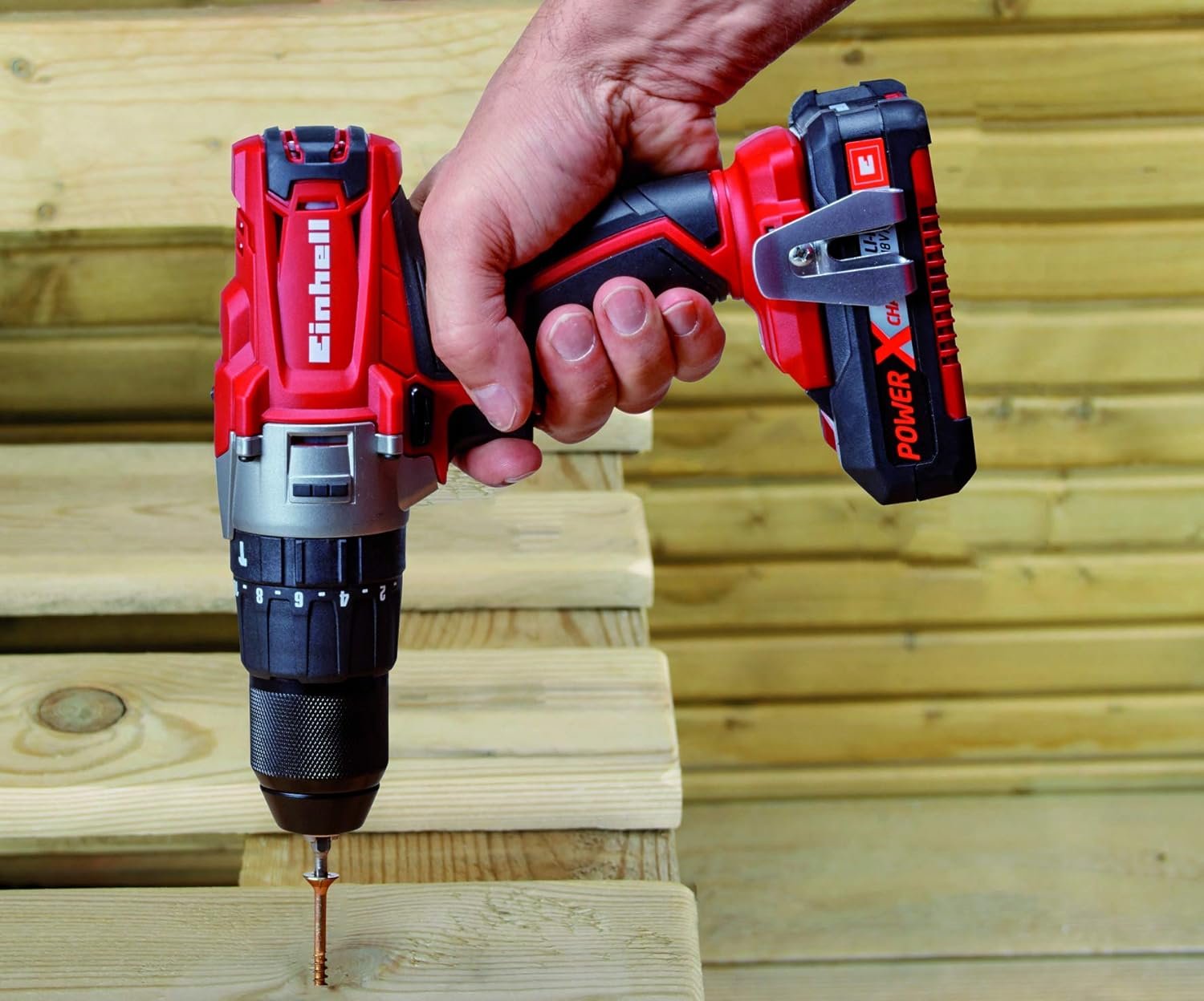 Taladro-Inalambrico-Einhell-TE-CD-18-2-LI-I-2B-atornillando