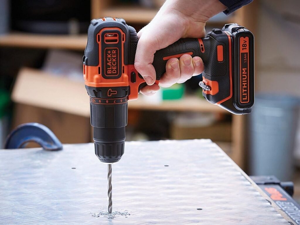 taladro  inalambrico black and decker perforando metal