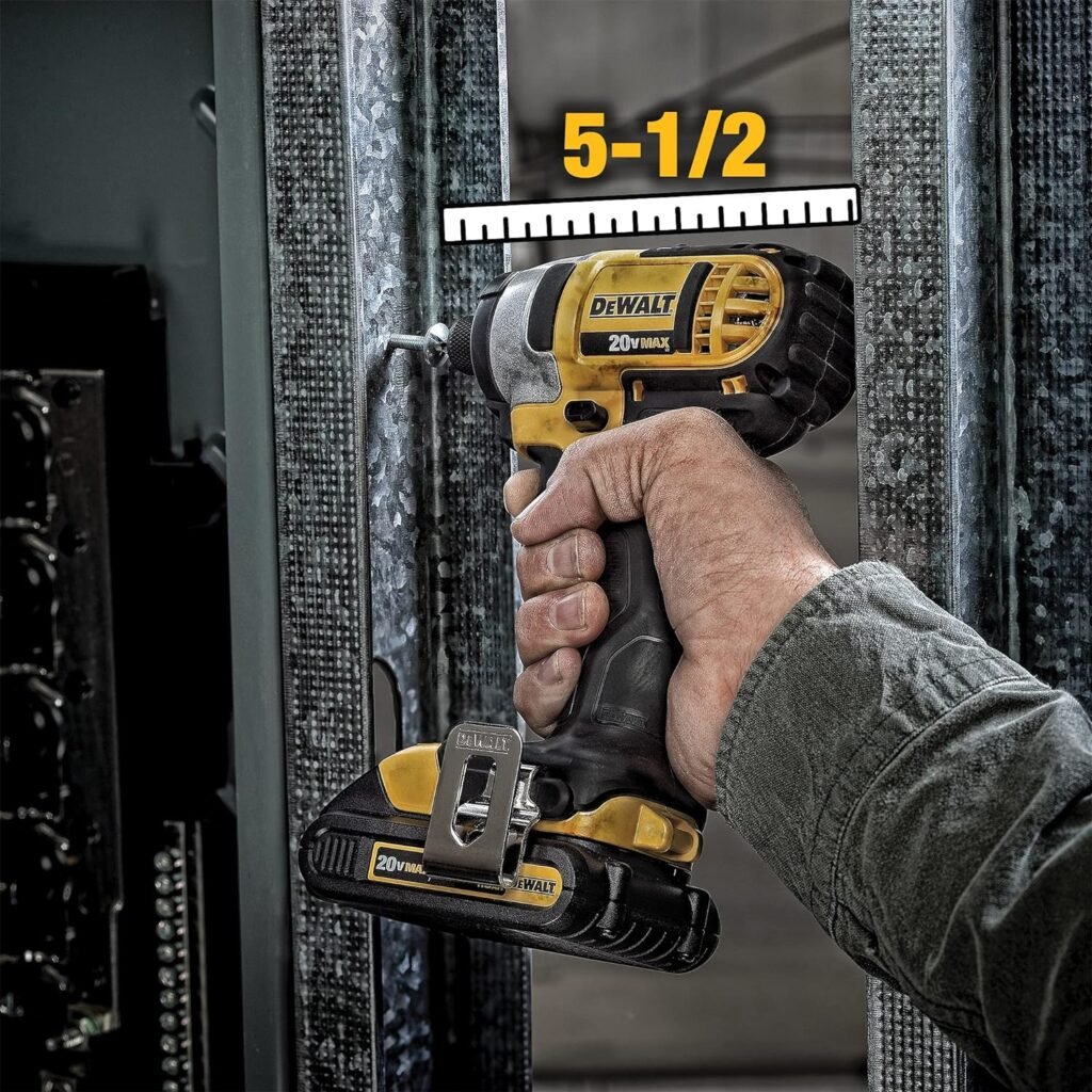 atornillador-de-impacto-inalambrico-Dewalt-atornillando