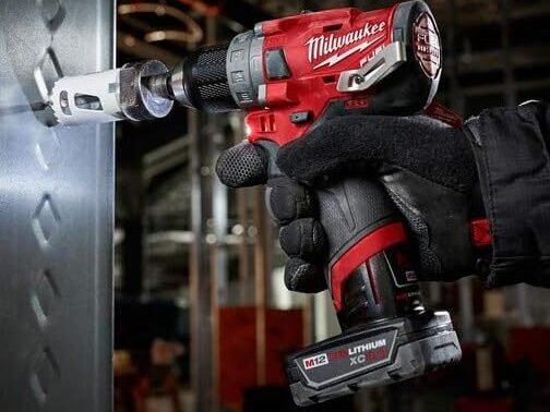 Taladro Inalambrico Milwaukee m12 en metal