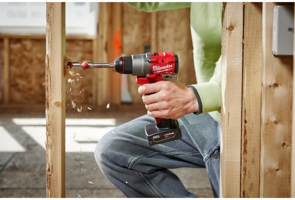 Taladro Inalambrico Milwaukee m12 perforando