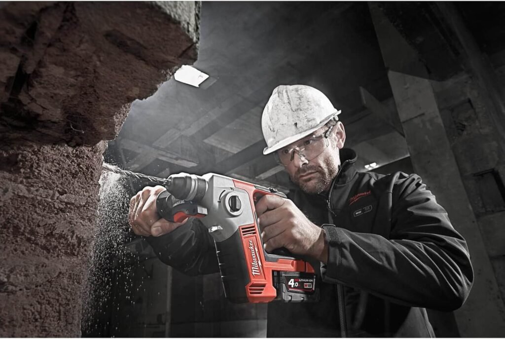 persona Trabajando con un rotomartillo milwaukee m18