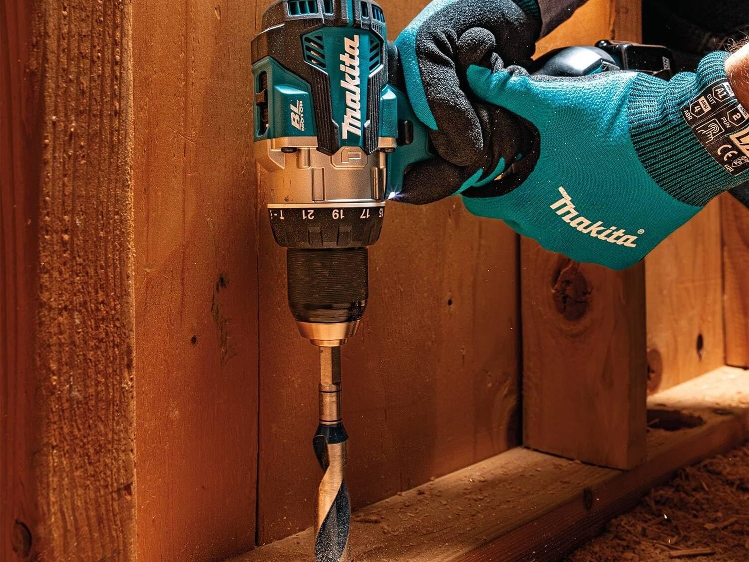taladro inalambrico makita 18v perforando