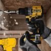 Taladro Inalambrico Dewalt 2DCD800D2 PERFORANDO MADERA