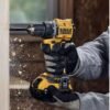 Taladro Inalámbrico Dewalt DCD794B perforando madera