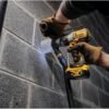 Taladro Inalámbrico Dewalt DCD996B peforando concreto