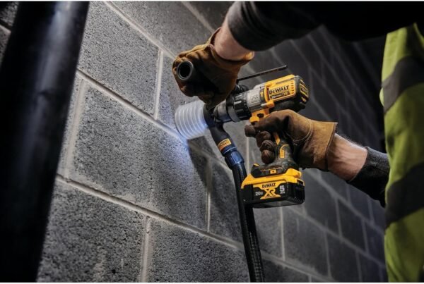 Taladro Inalámbrico Dewalt DCD996B peforando concreto