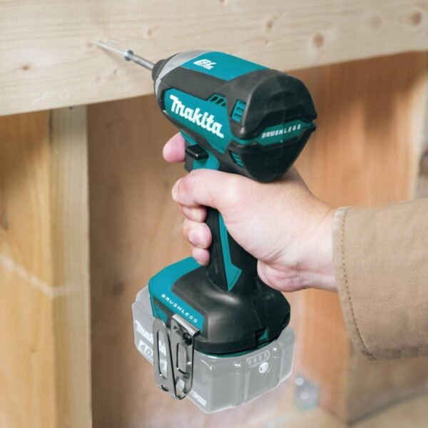 Atornillador de Impacto Makita XDT13Z perforando