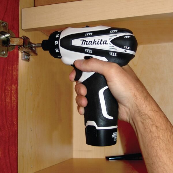 Atornillador de Impacto inalambrico Blanco atornillando