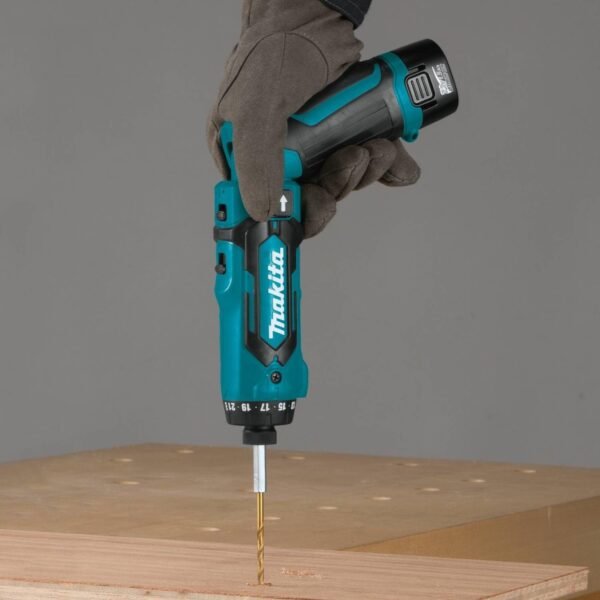 Destornillador Inalámbrico makita DF012DSE Perforando