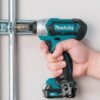 Kit Inalámbrico Makita 12V CT232 atornillando