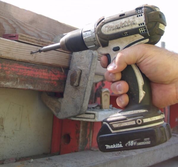 Taladro Inalambrico Makita Blanco ATORNILLANDO