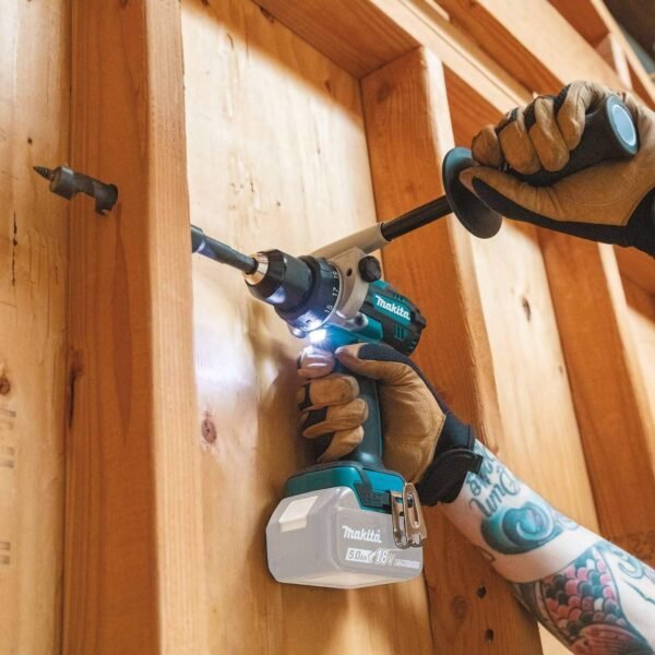 Taladro Inalambrico makita xph14z 18v perforando madera