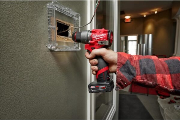Taladro Atornillador Inalambrico Milwaukee 12V 3404-20 atornillando