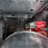 Taladro Atornillador Inalambrico Milwaukee 12V 3404-20 atornillando TORNILLO
