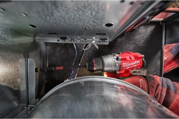 Taladro Atornillador Inalambrico Milwaukee 12V 3404-20 atornillando TORNILLO