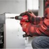 Taladro Atornillador Inalambrico Milwaukee 12V 3404-20 perforando metal