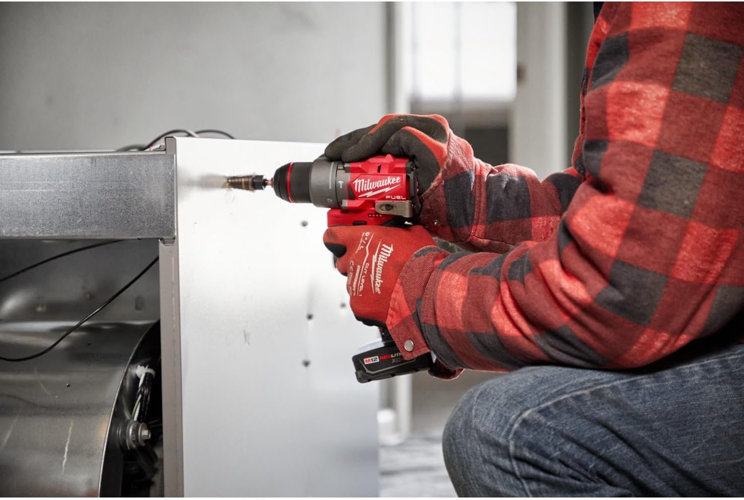 Taladro Atornillador Inalambrico Milwaukee 12V 3404-20 perforando metal