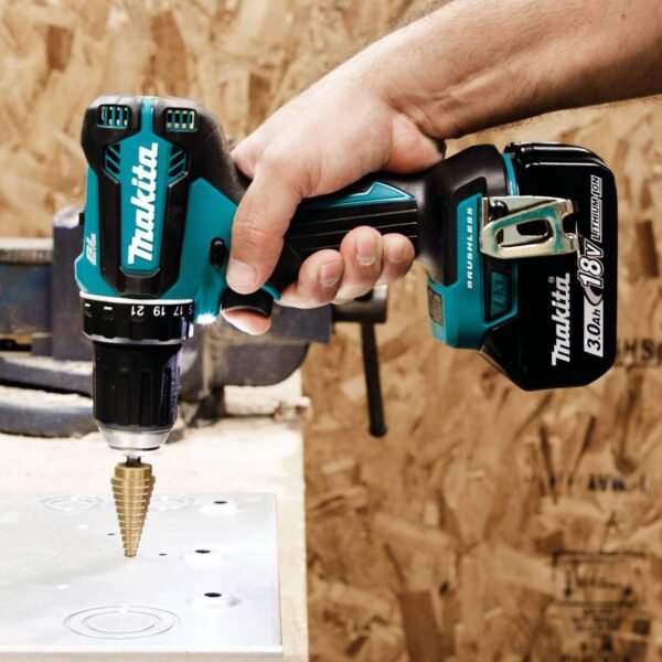 Taladro Inalámbrico Makita 18V XFD131 perforando madera