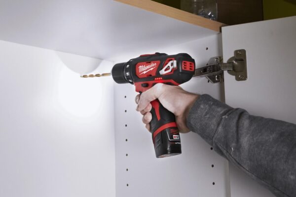 Taladro Inalámbrico Milwaukee 2408 20 perforando madera