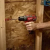 Taladro Inalámbrico Milwaukee 2408 20 perforando madera con broca