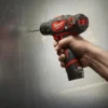 Taladro Inalámbrico Milwaukee 2408 20 perforando metal