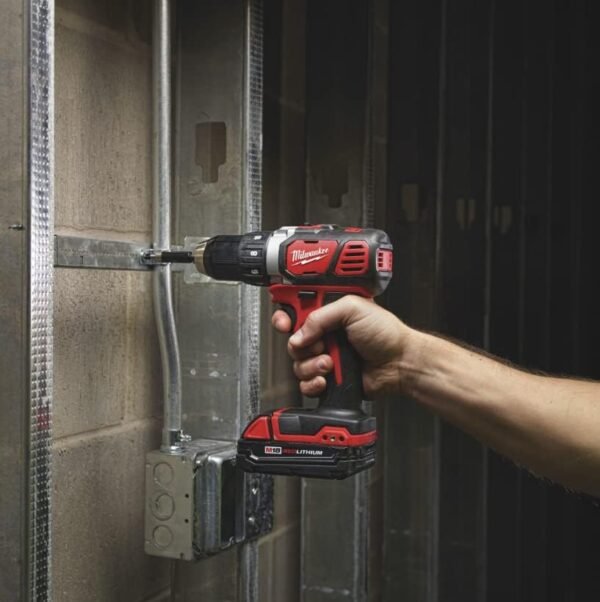 Taladro Inalámbrico Milwaukee M18 2606-20 atornillando