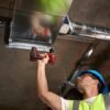 Taladro Inalámbrico Milwaukee M18 2606-20 atornillando metal