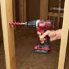 Taladro Inalámbrico Milwaukee M18 2606-20 perforando madera
