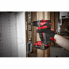 Taladro Inalámbrico Milwaukee M18 2801-21P atornillando