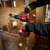 Taladro M18 Milwaukee 2804 20 perforando madera con broca