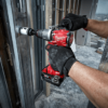Taladro M18 Milwaukee 2804 20 perforando metal redondo