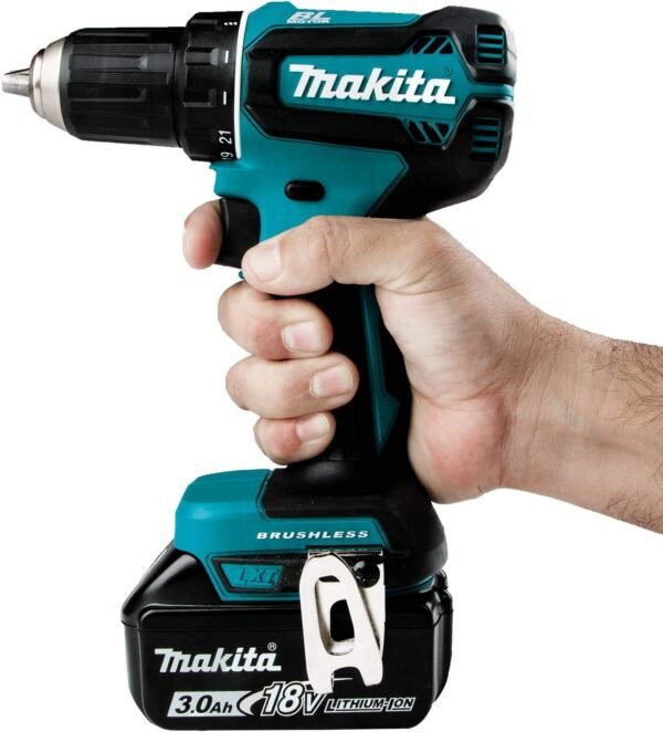 usando Taladro Inalámbrico Makita 18V XFD131